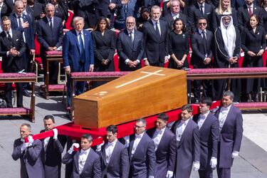 Varias personas llevan el féretro durante el funeral del Papa Francisco, en la plaza de San Pedro, a 26 de abril de 2025, en Ciudad del Vaticano. El Papa Francisco I, fallecido el 21 de abril a los 88 años. Fue velado por unas 250.000 personas en la Basílica de San Pedro durante 3 días. Posteriormente, se efectuó el recorrido que acompañó al féretro hasta la Basílica de Santa María la Mayor, donde fue enterrado el Pontífice.
 