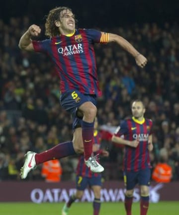 Puyol celebra un gol al Almería en el partido de primera división del 2 de marzo de 2014.