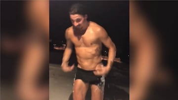 Abdominales semidesnudo en la nieve: ¡Así celebra Ibra la Navidad!