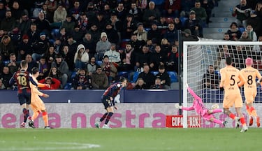 0-1.  Joan Femenía, a pesar de la estirada, no puede evitar el primer gol del delantero del Atlético de Madrid.