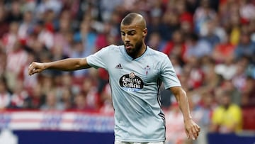 Rafinha Alc&aacute;ntara conduce el bal&oacute;n durante el partido disputado por el Celta ante el Atl&eacute;tico en Madrid.