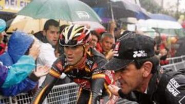 <b>FUERA DE COMBATE. </b>Valverde, en su llegada a Suances, a más de tres minutos de los favoritos.