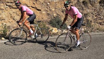 Luis Enrique y To&ntilde;&iacute;n Llorente entrenan para l&#039;Eroica con maillots y bicicletas de anta&ntilde;o.