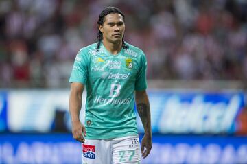 Si existe el manual perfecto para echar a perder una brillante carrera, seguro lo escribió el 'gullit' ya que de ser seleccionado nacional y referente del bicampeonato del León, Carlos se perdió en Chivas, volvió a León y en su paso por la máquina donde fue captado comprando cervezas al salir del entrenamiento.