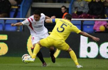 Carlos Bacca ante Mateo Musacchio.