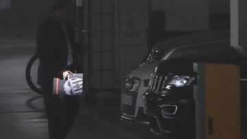 Anil Murthy, con una carpeta del Valencia tras la reunión con Peter Lim.