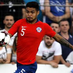 Paulo Díaz asoma como el capitán en duelo ante Serbia