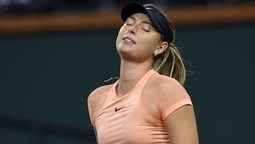 Maria Sharapova se lamenta tras perder un punto ante Naomi Osakaen su partido de primera ronda del BNP Paribas Open de Indian Wells.