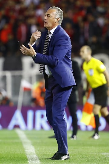 BUENOS AIRES, ARGENTINA - OCTOBER 01: Gustavo Alfaro head coach of Boca Juniors reacts during the semi final first leg match between River Plate and Boca Juniors as part of Copa CONMEBOL Libertadores 2019  at Estadio Monumental Antonio Vespucio Liberti on