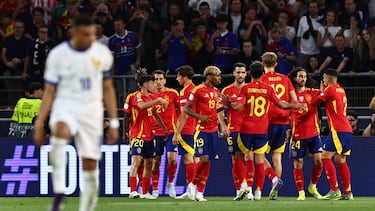 Stuttgart (Germany), 05/06/2025.- Players of Spain celebrate scoring the 1-0 goal during the UEFA Nations League semi-final soccer match between Spain and France, in Stuttgart, Germany, 05 June 2025. (Francia, Alemania, España) EFE/EPA/ANNA SZILAGYI