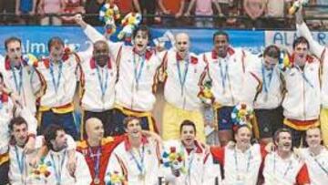 <b> LOCURA EN VÍCAR. </b>El espectacular triunfo en la final de balonmano ante la selección de Croacia enloqueció a la afición española que llenaba el pabellón almeriense.