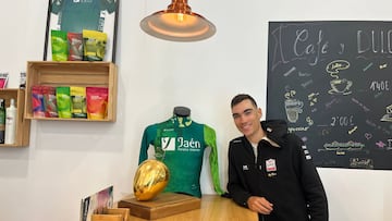 Juan Ayuso posa con el trofeo de ganador de la Clásica Jaén.