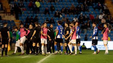 El Hércules-Sabadell se para 15 minutos por el lanzamiento de objetos