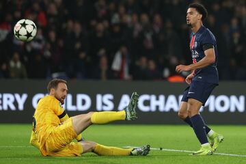 1-0. Error de Clement Lenglet que pierde el balón en su propia área ante la presión de Ousmane Dembélé. El extremo frances asiste a  Warren Zaïre-Emery que controla y ante la salida de Jan Oblak, pica el balón para superar al portero del Atlético de Madrid.