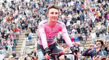 Jai Hindley se dirige al podio final del Giro tras terminar la crono de Verona.