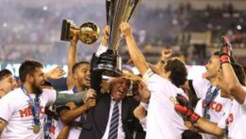 Justino Compeán celebra la obtención de la Copa Oro 2015.