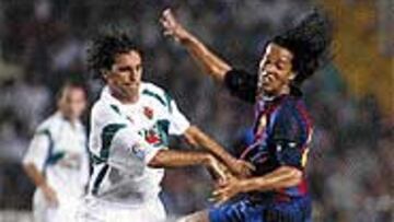 <b>DEBUT ESPAÑOL</b>. Ronaldinho ya sabe lo que es jugar en España, aunque sea contra un rival de Segunda. Anoche se estrenó en Elche.