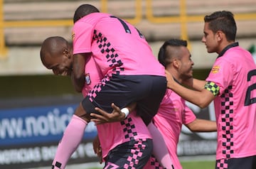 En 2016, el equipo boyacense lanzó una camiseta para reconocer al ciclista colombiano Nairo Quintana. Chicó puso de color rosa su tercer uniforme para homenajear lo hecho por el boyacense en las grandes vueltas. En 2014 había sido ganador del Giro de Italia y en ese 2016 se quedaría con La Vuelta a España en el mes de septiembre. También vale mencionar el homenaje que luego le hizo Patriotas y Santa Fe en la previa de un partido de Liga, los dos equipos utilizaron bicicletas estáticas durante los actos de protocolo.