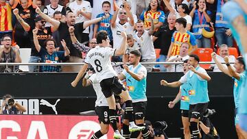 Javi Guerra celebra su gol contra el Atlético de Madrid en Mestalla.