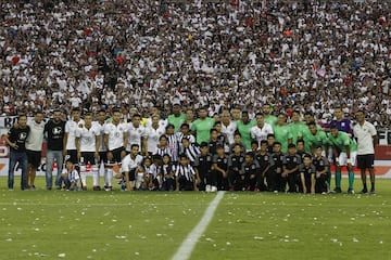 Formación de Colo Colo y Alianza de Lima en el estadio Monumental de Santiago, Chile.