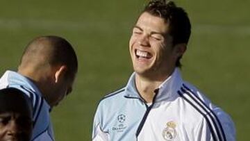 <b>FELIZ.</b> Después de su larga ausencia del equipo por la lesión de tobillo, Cristiano vuelve a sonreír y ha sido convocado por Pellegrini para el partido de Liga de Campeones de este miércoles en el Bernabéu ante el Zúrich.