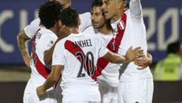 Guerrero, Pizarro y compa&ntilde;&iacute;a celebran el gol del primer triunfo peruano en la Copa Am&eacute;rica de Chile 2015.