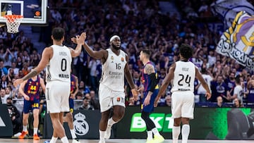 Usman Garuba se saluda con Trey Lyles durante el Madrid-Barcelona de la jornada 22 de la Euroliga.