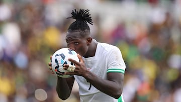 Christantus Uche, en su debut con Nigeria.