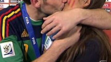 <b>EL BESO. </b>Momento en que Iker Casillas besa a Sara Carbonero durante la entrevista en Tele 5.