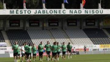 Los jugadores b&eacute;ticos se ejercitan en el Chance Arena.