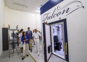 La Ministra de Defensa en funciones, Margarita Robles, ha visitado el Centro de Instrucción de Medicina Aeroespacial. Durante el recorrido, ha conocido la máquina climática donde los atletas españoles se están entrenando para el Mundial de Atletismo de Do