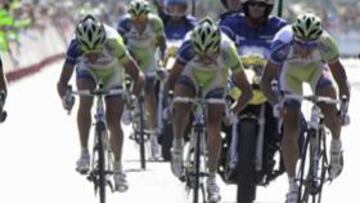 <b>EXHIBICIÓN. </b>Lastras, a la izquierda, pelea contra cuatro liquigas en la llegada a Córdoba.