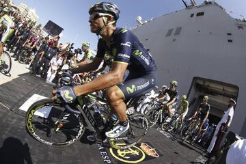 Momento de la salida de la tercera etapa de la Vuelta Ciclista a España 2014 desde el portaaviones 'Juan Carlos I'.