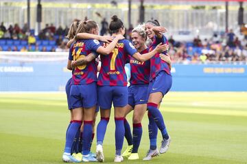 Las jugadoras del Barcelona celebran el 3-1 en propia puerta de la jugadora rojiblanca Aleixandri.