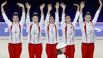 Las gimnastas del equipo chino celebran el oro tras la final del concurso completo por equipos de gimnasia rítmica en la capital gala, este sábado. EFE/Sashenka Gutiérrez