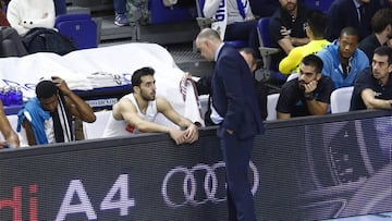 Laso habla con Campazzo con Randolph a la derecha.