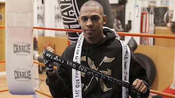 Eric Pambani posa en su gimnasio, 'La Escuela de Boxeo', con sus vendas.