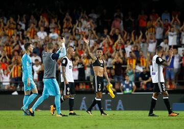 Cancelo se despide de la afición del Valencia.