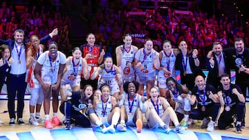 Las jugadoras del Casademont Zaragoza celebran su tercer puesto tras ganar al Spar Girona tras encuentro por el tercer y cuarto puesto de la Final Six.