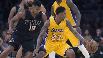 GRA004. LOS ÁNGELES (CALIFORNIA, EEUU), 10/12/2016.- El base de Los Ángeles Lakers Louis Williams (d) defendido por el base brasileño de los Suns Leandro Barbosa (i), durante la segunda parte del partido de liga regular de la NBA disputado anoche, 9 de diciembre de 2016, en el Staples Center de Los Ángeles (California). Los Suns se alzaron con la victoria 115-119 y ponen fin a su mala racha de tres derrotas consecutivas. EFE/Armando Arorizo