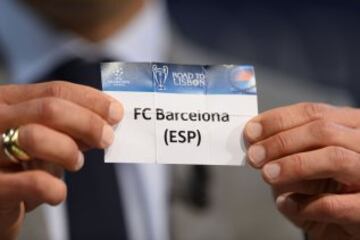 El embajador de la final en Lisboa, el ex internacional portugués Luis Figo sostiene la tarjeta con el nombre del club de fútbol español Barcelona durante el sorteo de los cuartos de final de la Liga de Campeones de la UEFA en la sede de la UEFA en Nyon.