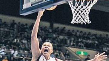 <b>SALTARÍN. </b>Lugo se mueve bien cerca del aro, rebotea y tapona.