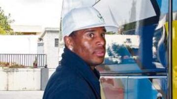 <b>CON HAMBRE. </b>Eliseu se sube al autobús del Málaga justo antes de partir rumbo a Valladolid.