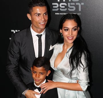 Cristiano Ronaldo, su hijo Cristiano Jr. y Georgina Rodr&iacute;guez, en los The Best 2017