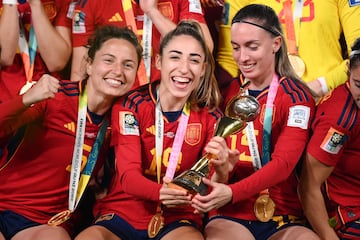 Olga Carmona celebra con el trofeo en las manos el primer Mundial para España. 