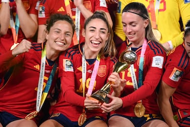 Olga Carmona celebra con el trofeo en las manos el primer Mundial para España. 