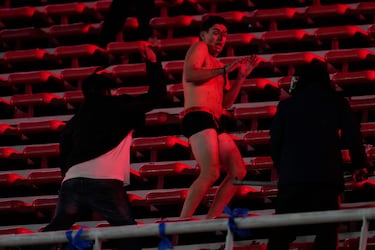 Diez personas resultaron heridas y noventa fueron detenidas tras una batalla campal en las gradas del Estadio Libertadores de América - Ricardo Enrique Bochini. El partido, que iba 1-1, fue suspendido temporalmente en el minuto 48 y luego cancelado por la Conmebol.