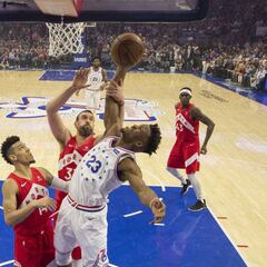 Butler y un renacido Simmons dan una vida extra a los Sixers