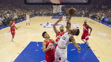 Jimmy Butler supera a Marc Gasol entrando a canasta. 