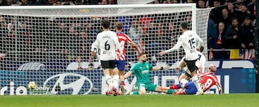 1-0. Marcos Llorente filtra un pase en la frontal del área y Antoine Griezmann controla y define con su pierna izquierda al palo largo de la portería de Giorgi Mamardashvili.